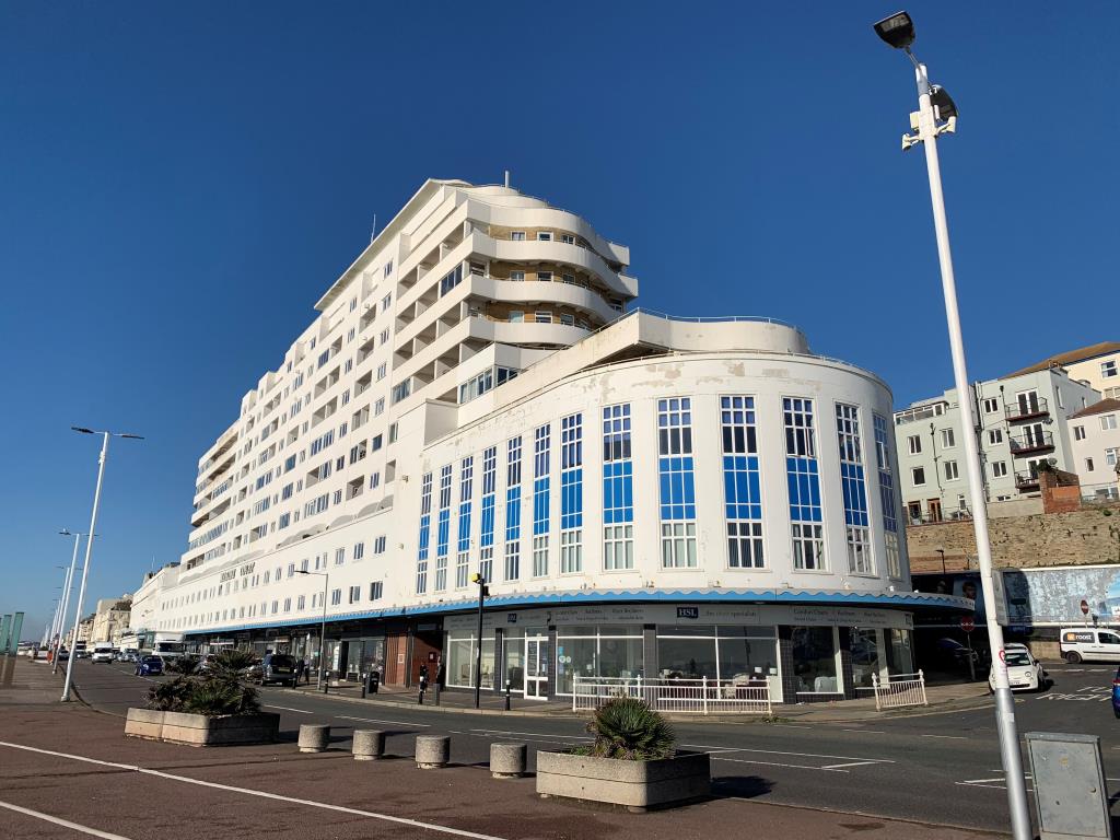 Lot: 32 - ONE BEDROOM APARTMENT FOR INVESTMENT - Outside of Art Deco Building on Seafront